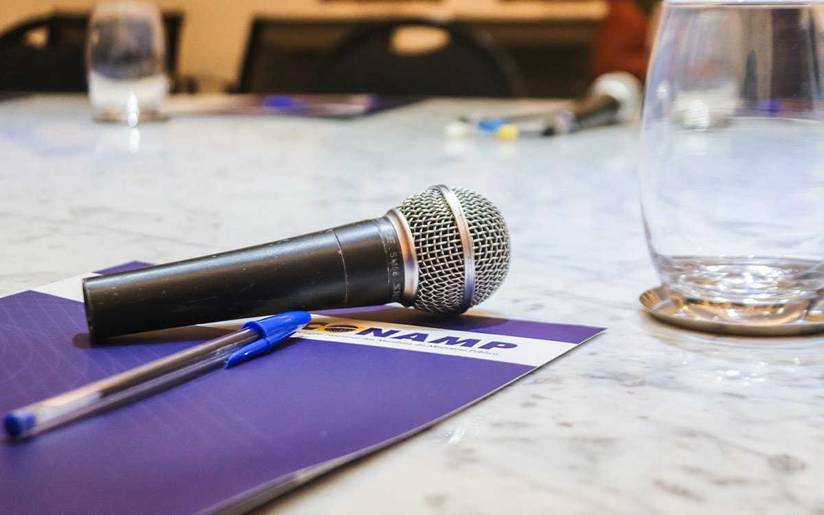 Microfone de mão sem fio sobre a mesa de um evento corporativo